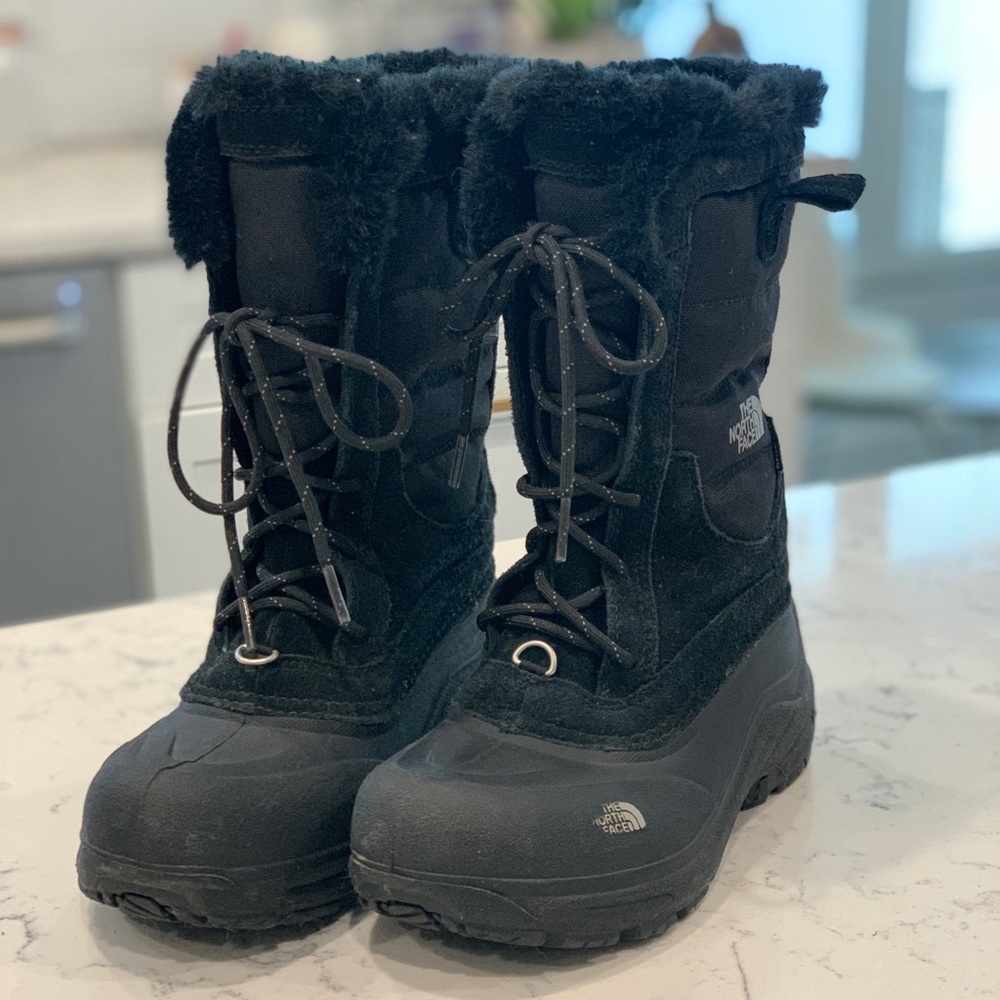 Girls North Face snow boots size 4
